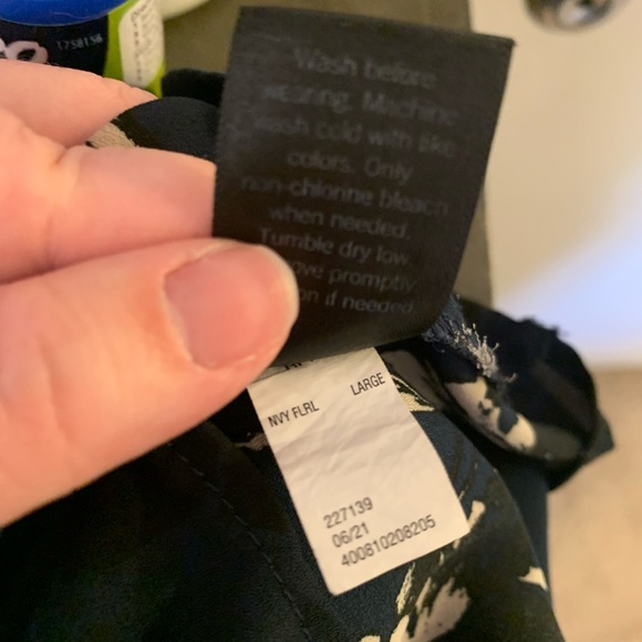 Simply Vera Vera Wang Navy Floral Blouse Size L - Picture 13 of 13